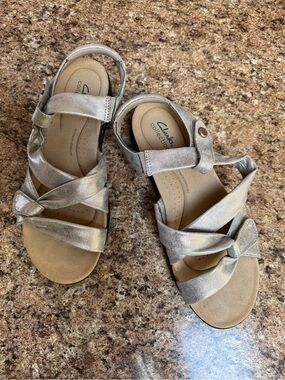 NEW Clarks Laurieann Bell Sandal in Taupe Metallic